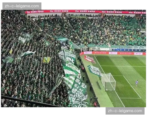 国安恩科洛洛内收策应，头球优势对抗边后卫赢得第一落点